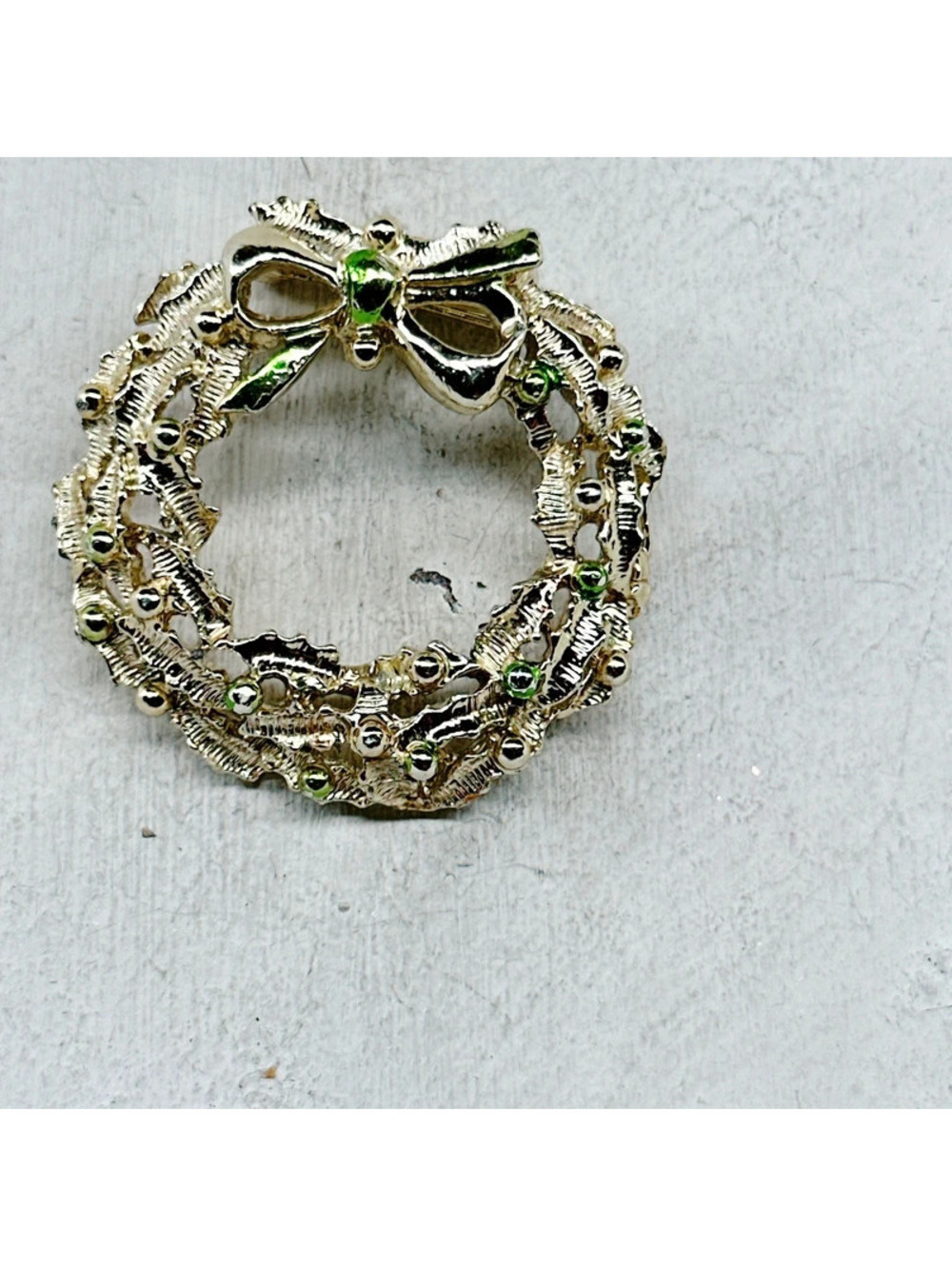 6305mc. Goldtone Vintage Wreath Christmas Gerry’s